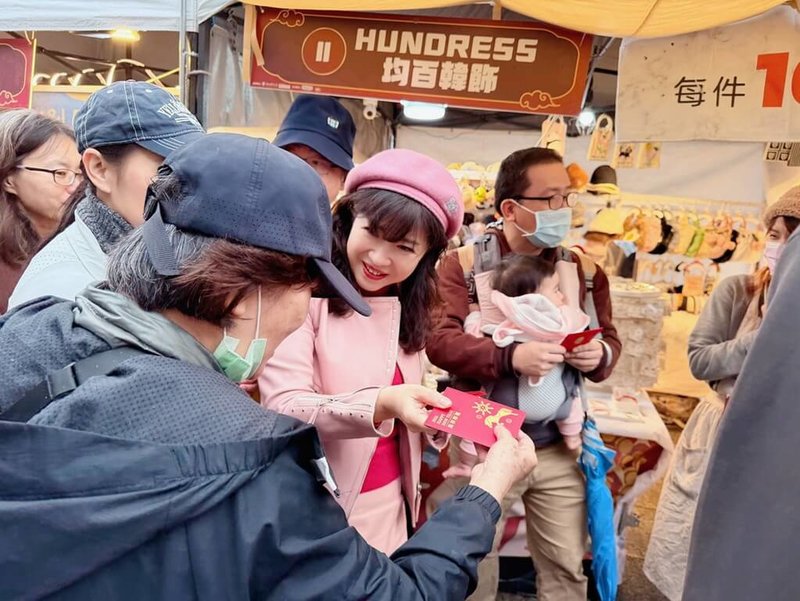 新北市年貨市集31日在中和區四號公園登場，市府經濟發展局長盛筱蓉（後中戴粉紅帽子者）也與現場民眾一起感受年節氣息，並發放新北市「馬祥厚運」的福袋。（新北市府經發局提供）中央社記者黃旭昇新北傳真   115年1月31日