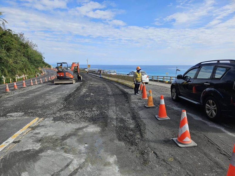 南迴公路大武鄉加津林至大鳥路段，因路面整修工程，即起至2月5日傍晚實施交通管制。（公路局提供）中央社記者盧太城台東傳真　115年1月31日