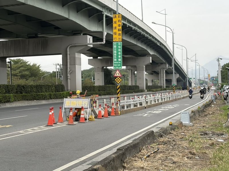 台北市議員林杏兒表示，市府拆除大度路快慢車道分隔島，讓汽機車交織險象環生，恐增機車交通事故，甚至曾發生路上石塊釀騎士摔倒。交工處回應，將持續觀察車流，研議適時調整。（議員辦公室提供）中央社記者劉建邦傳真　115年1月31日