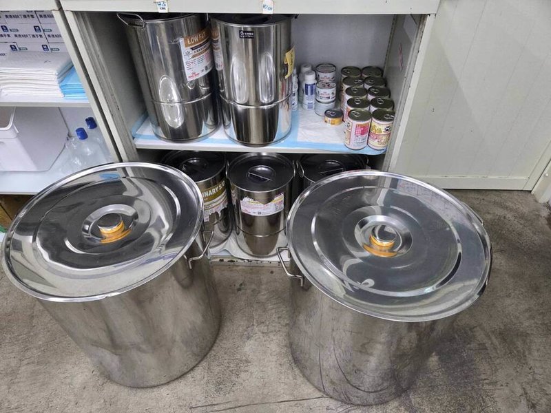 台北市議員陳宥丞提及動物之家中繼園區的鼠患猖獗，志工發現成群老鼠在籠舍旁亂竄，溜狗區有疑被狗咬死的老鼠屍體。動物保護處回應除設金屬飼料桶防鼠患，並增設捕鼠籠等措施。（動保處提供）中央社記者劉建邦傳真 115年1月31日