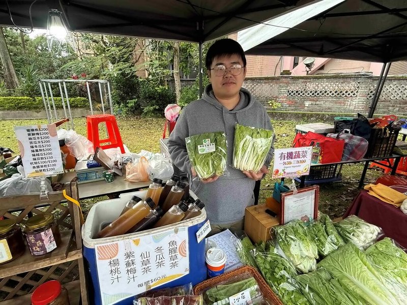 新北市土城區農會31日在土城國小慶祝農民節與舉辦年貨市集，青農邱奕豪（圖）榮獲「四健推廣教育工作傑出獎」，他與父親共同經營「輝要有機菜園」，帶領孩童走進菜園，體驗食農教育。（新北市府農業局提供）中央社記者黃旭昇新北傳真    115年1月31日