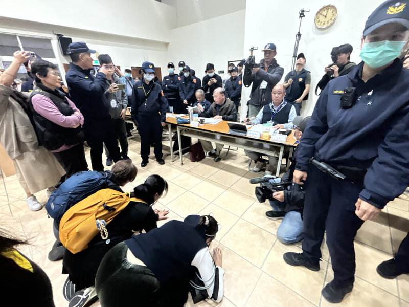 南投縣政府規劃在名間鄉興建焚化爐，31日舉行第2階段環境影響評估範疇界定會議，反焚化爐自救會、環團成員等前往表達反對意見，有人甚至現場下跪要求停止會議。（環團提供）中央社記者鄭維真傳真　115年1月31日