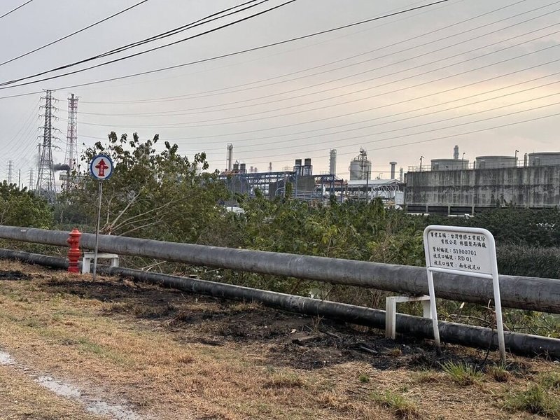 高雄市林園警分局31日下午獲報，在林園區石化一路發生火警，警消到場發現為一名男子想抓綠鬣蜥，使用長桿套索時誤觸電線，周男燒傷但意識清楚，送醫無生命危險，現場燃燒雜草則由消防撲滅。（高市林園警分局提供）中央社記者洪學廣傳真　115年1月31日