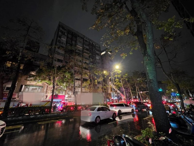 台北市光復南路附近一棟大樓31日晚間發生火警，火勢於晚間9時許撲滅，現場發現疑為10樓住戶的1男1女失去呼吸心跳，緊急送醫搶救。（民眾提供）中央社記者劉建邦傳真　115年1月31日