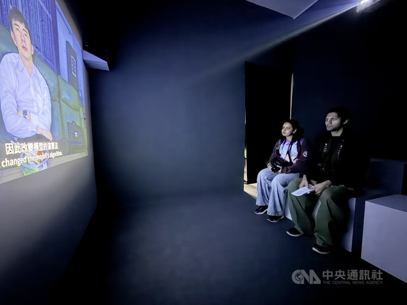 印度文化多元,台灣團隊「陽春麵」總監莊向峰好奇當地人對演算法的觀點、對虛擬伴侶的看法。圖為印度民眾體驗該團隊的作品「探索與剝削」。中央社記者李晉緯新德里攝 115年1月31日