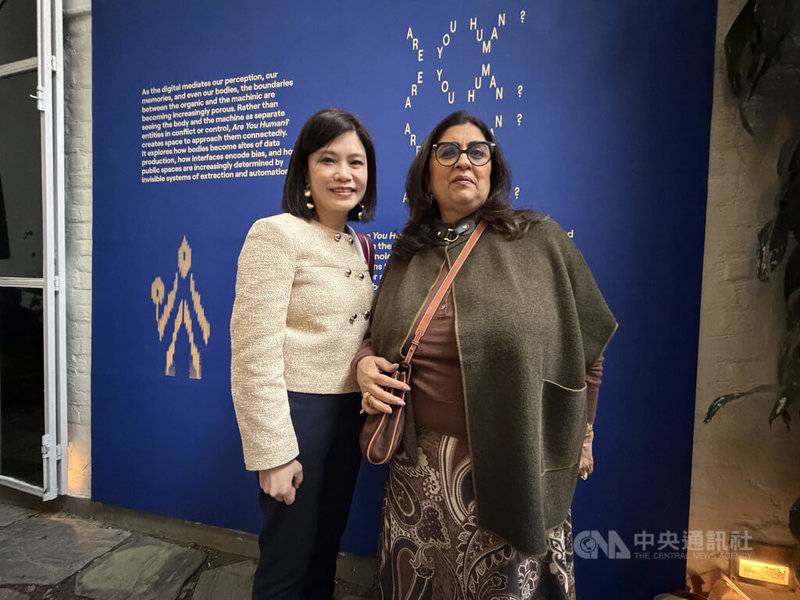 印度KHOJ國際藝術家協會總監樹德(圖右)認為,針對數位化的討論,在現今至關重要,藝術家也應該用批判的角度來探討這個議題。中央社記者李晉緯新德里攝 115年1月31日