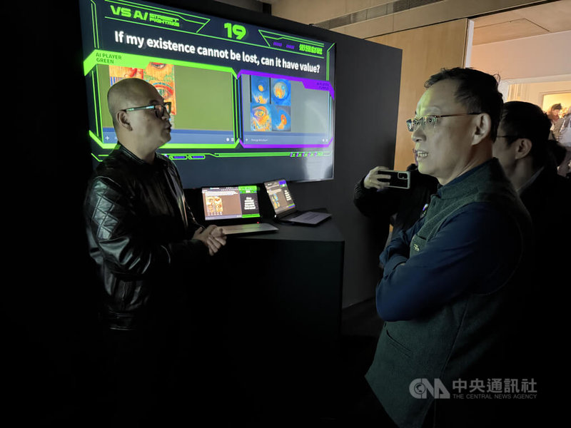 印度KHOJ國際藝術家協會主辦的科技藝術展暨國際研討會，於30日開幕。台灣有兩組團隊獲邀參展，期望透過作品讓人反思在AI世代的處境與因應之道。圖為台灣團隊「超維度」作品「VS AI 街頭對戰」。中央社記者李晉緯新德里攝 115年1月31日