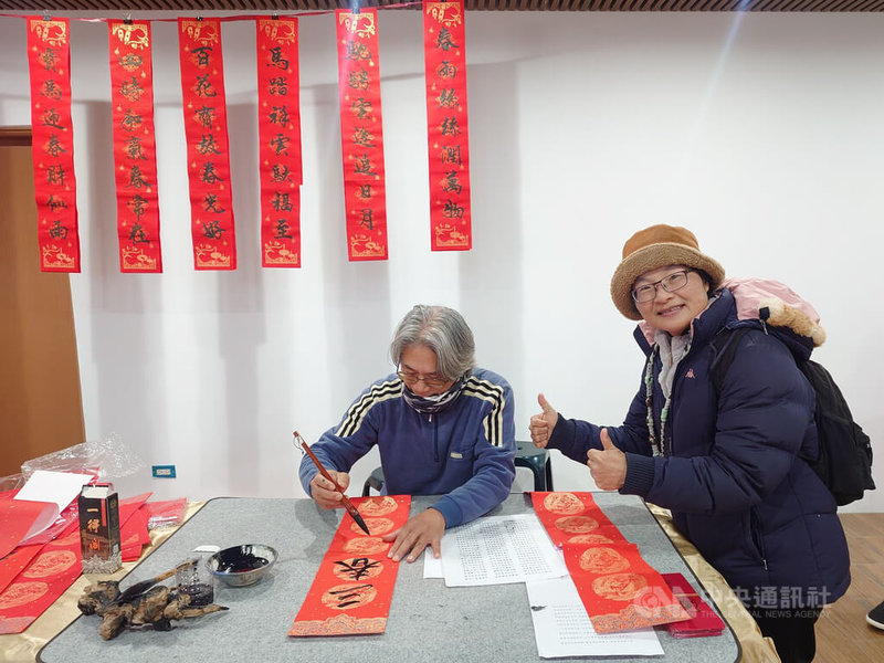 位於南竿福澳港區內的馬祖城鄉特色產業園區管理中心，即將於今年對外招標。為活化建物，連江縣政府邀請20餘間在地業者，於31日、2月1日及2月27日，共舉辦3場「假日年貨市集推廣活動」。圖為書法家陳紫開（左）現場揮毫寫春聯。中央社記者潘欣彤攝　115年1月31日
