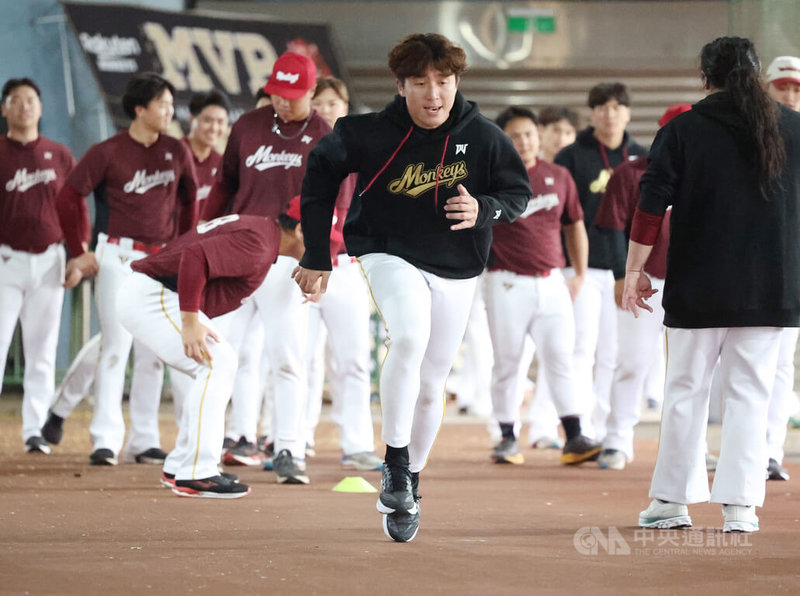 中職樂天桃猿隊31日在桃園舉行開訓儀式，公布首波談薪結果，去年強勢回歸並穩定出賽106場的野手成晉（前），則與球團達成3年複數年約共識，平均月薪為新台幣32萬元。中央社記者張新偉攝 115年1月31日