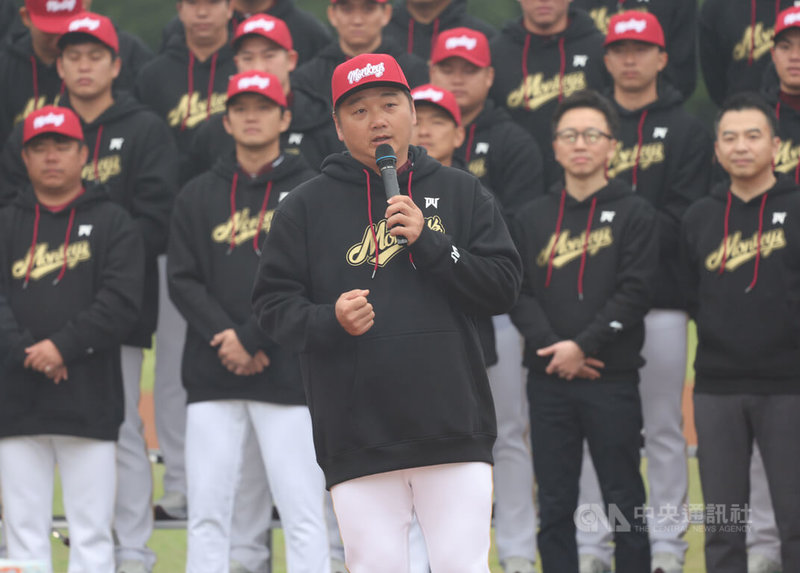 中職樂天桃猿隊31日在桃園舉行開訓儀式，曾豪駒（前）今年再接下樂天桃猿隊一軍總教練重則坦言壓力大，每次承接都剛好在奪冠後，但想辦法讓球員安定成長，複製好的經驗最重要，在經典賽備戰期間，也會和教練團維持聯繫。中央社記者張新偉攝 115年1月31日