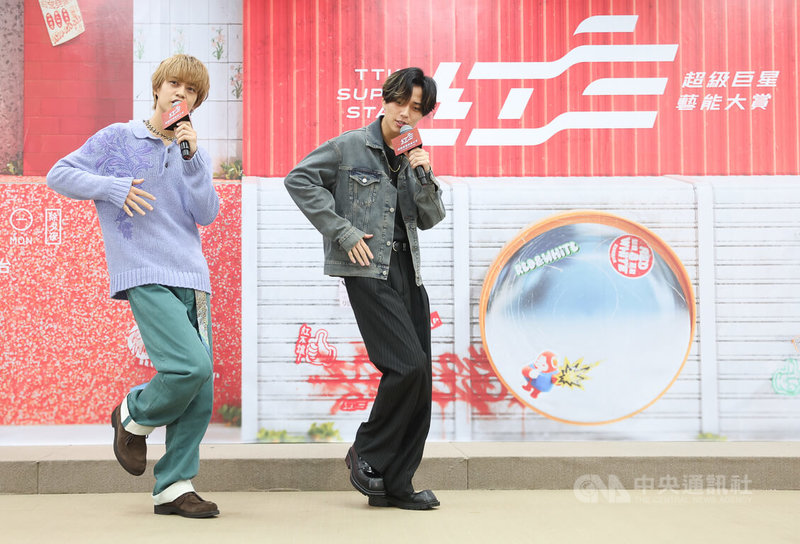 日本雙人男團King & Prince來台參與錄製「2026超級巨星紅白藝能大賞」節目錄製,31日在台視出席記者會與媒體見面,兩人現場展現片段歌唱表演。中央社記者趙世勳攝 115年1月31日