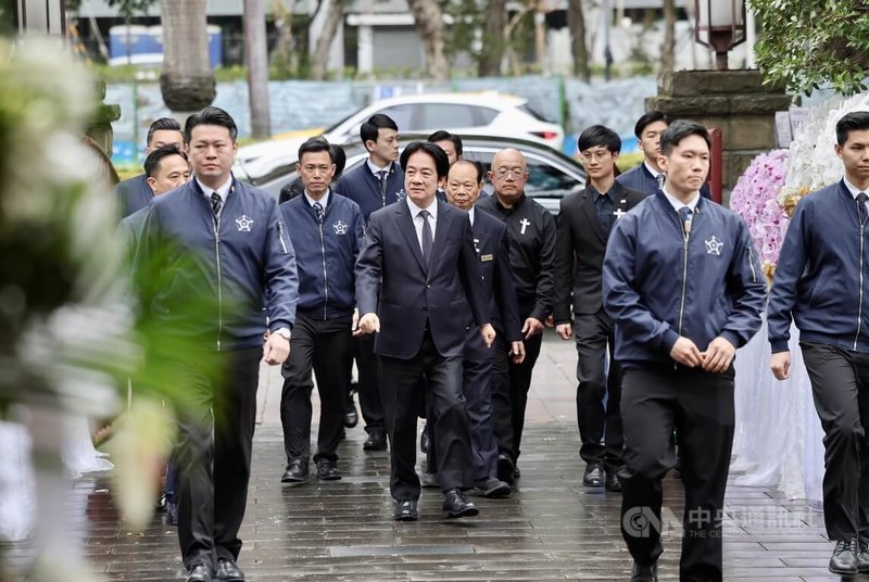 總統賴清德（中）31日到台北濟南教會，出席台灣戒嚴時期政治受難者關懷協會前會長劉金獅追思會，並頒發劉金獅褒揚令。中央社記者王飛華攝　115年1月31日