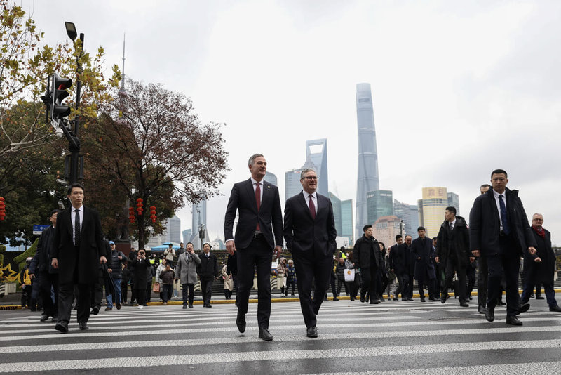 英國首相施凱爾(中右)28至31日訪問中國,31日與隨行訪問的英國商貿大臣凱爾(中左)漫步上海外灘。(英國首相府提供)中央社記者陳韻聿倫敦傳真 115年1月31日