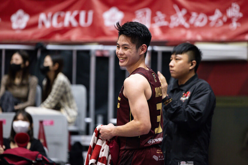 台灣職籃P.LEAGUE+ 台鋼獵鷹隊31日與桃園璞園領航猿隊交手，獵鷹主控谷毛唯嘉（中）全場貢獻18分、8助攻，終場助隊以110比84拿勝。（PLG提供）中央社記者陳容琛傳真　115年1月31日