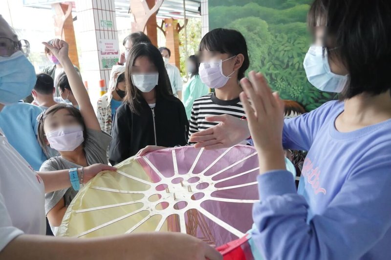 新北市平溪被稱為「天燈的故鄉」，為兼顧觀光環保，十分國小與金山高中自造者中心合作研發可完全燃燒的環保天燈。圖為學子分享環保永續天燈製作方式。（利一奇提供）中央社記者黃旭昇傳真　115年1月31日