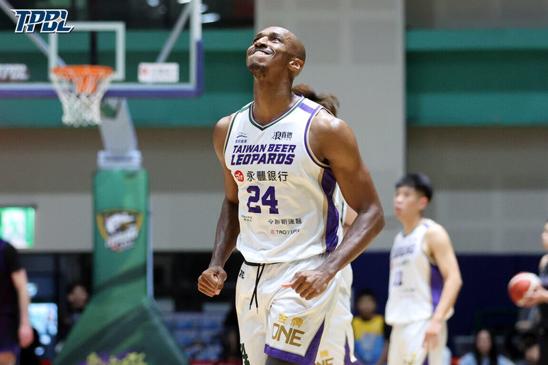 台灣職業籃球大聯盟（TPBL）桃園台啤永豐雲豹隊31日主場迎戰新竹御嵿攻城獅隊，靠著洋將克羅馬（Lasannah Kromah）（中）繳出「準大三元」的26分、13籃板、9抄截，雲豹終場就以92比88搶勝。（TPBL提供）中央社記者陳容琛傳真　115年1月31日