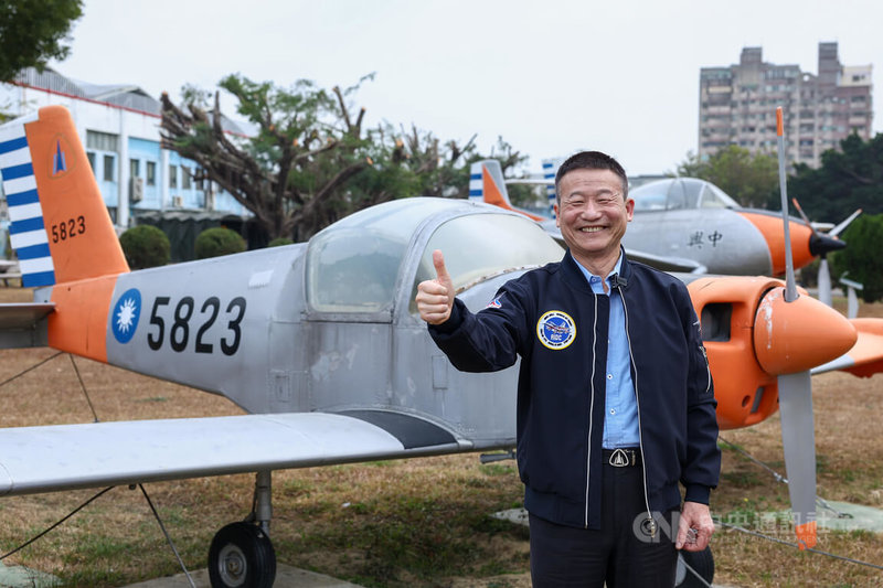 漢翔董事長曹進平接受中央社團隊專訪表示，漢翔已完備新式初教機的關鍵組件研發，盼在地生產留才。圖為曹進平與國造介壽號教練機合影。中央社記者王騰毅攝　115年1月31日