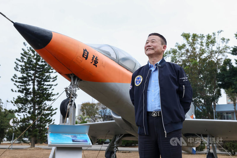 漢翔董事長曹進平接受中央社專訪表示,盼能爭取新式初級教練機訂單,延續台灣造機人才。圖為曹進平與國造AT-3教練機合影。中央社記者王騰毅攝 115年1月31日