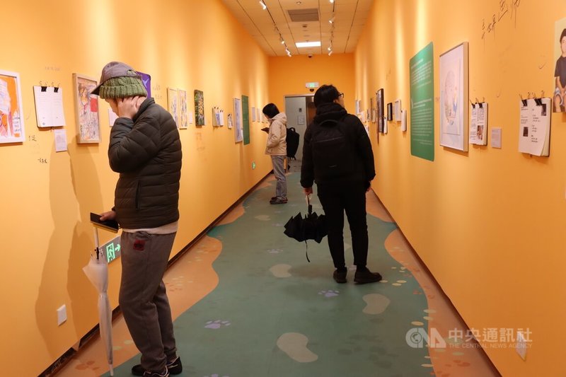 上海市精神衛生中心（簡稱「600號」）的畫廊2026年1月下旬開始以「嘿，一起走—與照護同行」為題的展覽，圍繞「照護」議題來創作、展示，許多普通民眾前來參觀。中央社記者張淑伶上海攝 115年1月31日