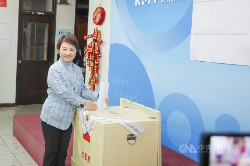 中國國民黨31日選舉中常委，台中市長盧秀燕上午前往國民黨台中市黨部投票。中央社記者郝雪卿攝    115年1月31日