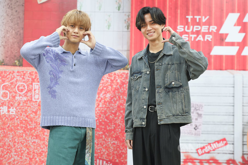 日本雙人男團King & Prince來台錄製「2026超級巨星紅白藝能大賞」，31日在台視出席記者會與媒體見面，並開心合影留念。中央社記者趙世勳攝 115年1月31日