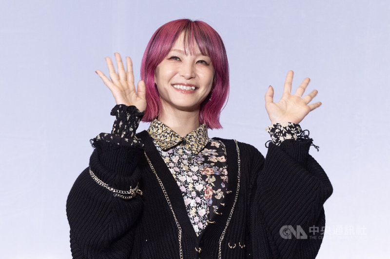 日本歌手LiSA（圖）過去多次為熱門動畫演唱主題曲，招牌歌包含「鬼滅之刃」系列歌曲「紅蓮華」、「炎」、「照亮殘酷的夜晚」等，她31日一抵達台灣就前往台北車站舉辦見面會，和粉絲互動交流。中央社記者趙世勳攝　115年1月31日
