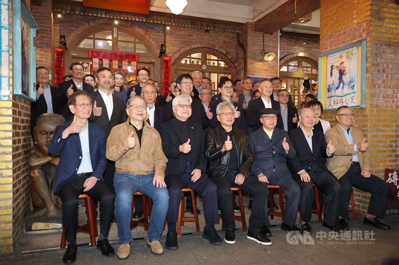 輝達執行長黃仁勳（前中）31日在台北宴請供應鏈夥伴高層，被外界形容為「兆元宴」。用餐前，黃仁勳邀請華碩董事長施崇棠（前左起）、聯發科執行長蔡力行、台積電董事長魏哲家、緯創董事長林憲銘（前右起）、廣達副董事長梁次震、廣達董事長林百里，以及英業達董事長葉力誠（2排左起）、矽品董事長蔡祺文、鴻海董事長劉揚偉、和碩董事長童子賢、緯創總經理林建勳等人一同比讚合影。中央社記者翁睿坤攝　115年1月31日