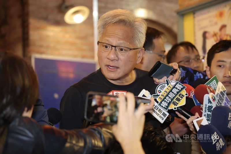 有外媒報導,由於輝達(NVIDIA)執行長黃仁勳(中)對OpenAI不滿意,導致輝達投資OpenAI計畫停滯。黃仁勳31日晚間結束「兆元宴」後受訪,駁斥這項報導是「無稽之談」,強調輝達會對OpenAI進行鉅額投資。中央社記者翁睿坤攝 115年1月31日