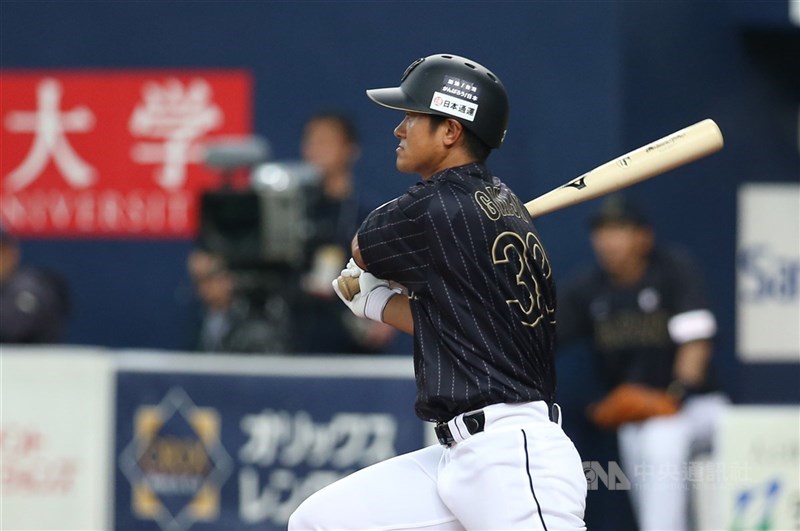 圖為日本職業棒球退役球員銀次。（中央社檔案照片）