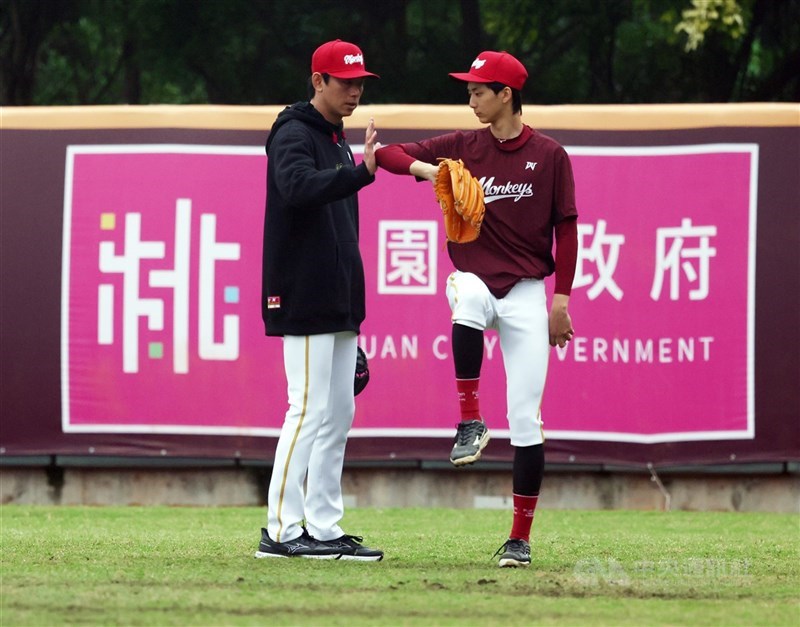 中職樂天桃猿隊31日在桃園青埔棒球場舉行開訓儀式，桃猿任二軍投手教練王溢正（左）指導新秀鍾亦恩（右）投球。中央社記者張新偉攝 115年1月31日
