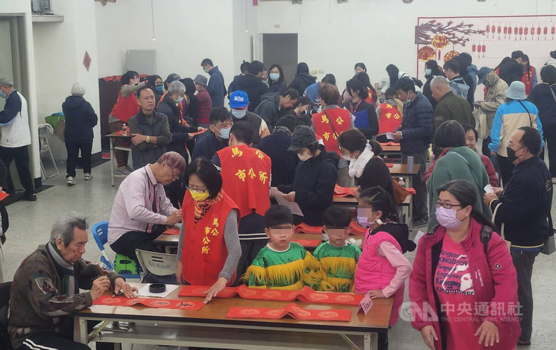 澎湖馬公市公所「筆韻飛揚馬年春」新春揮毫活動，31日登場，吸引大批民眾到場參與，現場準備的1200份春聯用紙迅速被索取一空。中央社　115年1月31日