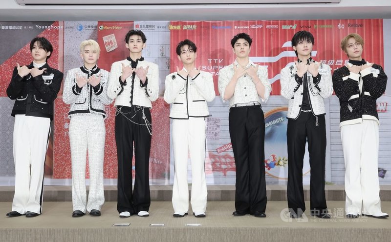 日本團體&TEAM 來台參與「2026超級巨星紅白藝能大賞」節目錄製，31日在台視出席記者會與媒體見面，團體成員一同合影留念。中央社記者趙世勳攝 115年1月31日