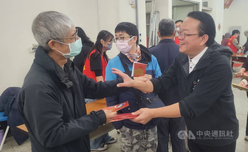 農曆春節即將到來，澎湖馬公市公所31日熱鬧舉辦新春揮毫活動，市長黃健忠（右）現場並發送馬年春聯與紅包袋，提前向市民拜早年祝賀春節。中央社　115年1月31日