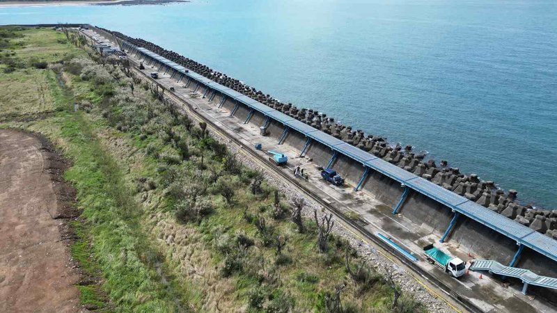 淡水金色水岸觀海長堤自行車道工程力拚2026年7月底前完工,完工後將結合藍海景觀、遮蔭休憩節點並串聯市區路網,成為全線視野最遼闊、自然風貌最豐富的自行車路段。(新北市高灘處提供)中央社記者黃旭昇傳真 115年1月31日