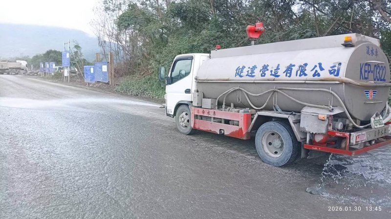 花蓮馬太鞍溪正在進行疏濬工程，砂石車造成鄰近的鳳林鎮揚塵嚴重，引起民怨。水利署第九河川分署表示，已要求施工廠商加強工區內施工道路灑水作業，並於出入口設置車輛清洗台，確保疏濬車輛離場前完成輪胎及車體清洗。（水利署第九河川分署提供）中央社記者張祈傳真 115年1月31日