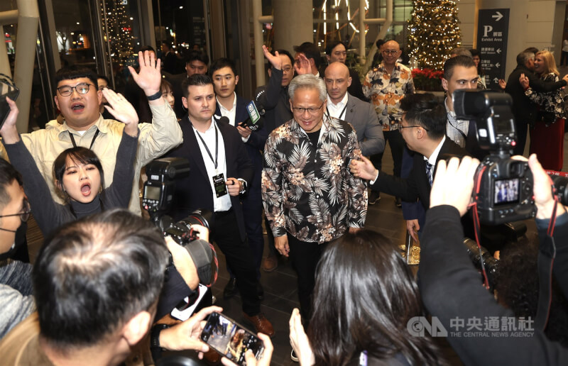 輝達（NVIDIA）30日在南港展覽館二館舉辦台灣分公司尾牙，輝達執行長黃仁勳（中）出席引關注，他一改招牌黑皮衣裝扮，改穿夏威夷風格的黑色花襯衫亮相。中央社記者張新偉攝　115年1月30日