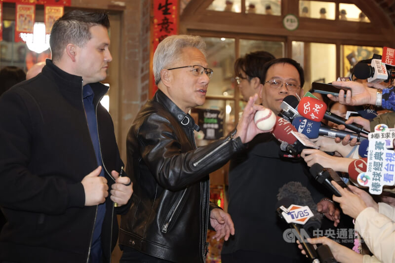 輝達（NVIDIA）執行長黃仁勳（中）31日晚間在台北磚窯古早味懷舊餐廳宴請供應鏈夥伴高層，抵達時簡單接受現場守候媒體訪問。中央社記者翁睿坤攝　115年1月31日