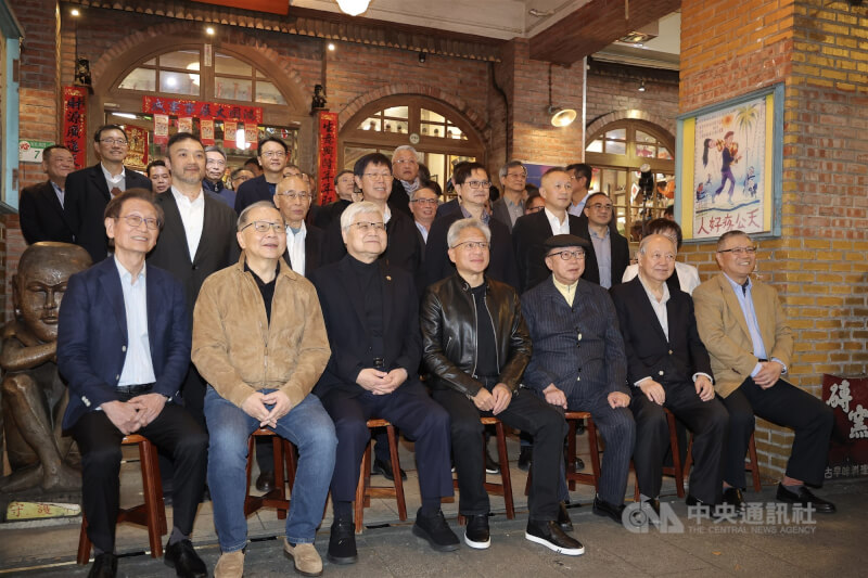 輝達(NVIDIA)執行長黃仁勳(中)31日晚間宴請台灣供應鏈夥伴,會前並與華碩董事長施崇棠(前左起)、聯發科執行長蔡力行、台積電董事長魏哲家、緯創董事長林憲銘(前右起)、廣達副董事長梁次震、廣達董事長林百里、英業達董事長葉力誠(2排左起)、矽品董事長蔡祺文、鴻海董事長劉揚偉、和碩董事長童子賢、緯創總經理林建勳等人在餐廳外合影留念中央社記者翁睿坤攝 115年1月31日