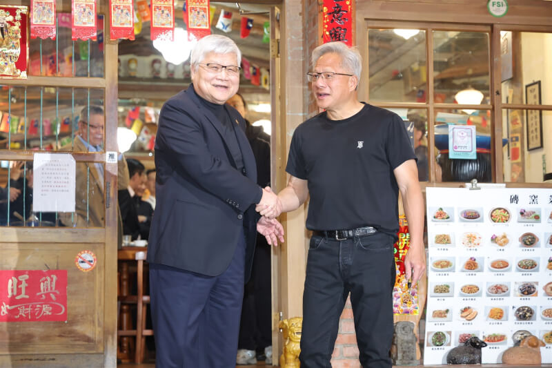 輝達（NVIDIA）執行長黃仁勳（右）31日晚間在台北宴請台廠供應鏈高層，晚間8時左右，台積電董事長暨總裁魏哲家（左）先行離場，黃仁勳親送魏哲家離開餐廳。中央社記者翁睿坤攝　115年1月31日