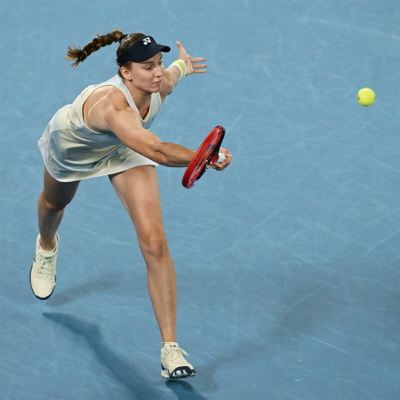 哈薩克籍好手芮芭奇娜（圖）31日澳洲網球公開賽女單決賽擊倒來自白俄羅斯的世界球后莎芭蓮卡，拿下她生涯第一座澳網后冠。（圖取自x.com/AustralianOpen）