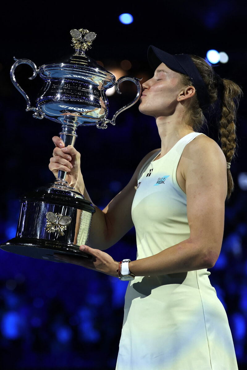 哈薩克女將芮芭奇娜31日擊敗當今球后莎芭蓮卡，摘下首座澳洲網球公開賽女單冠軍。（圖取自x.com/AustralianOpen）