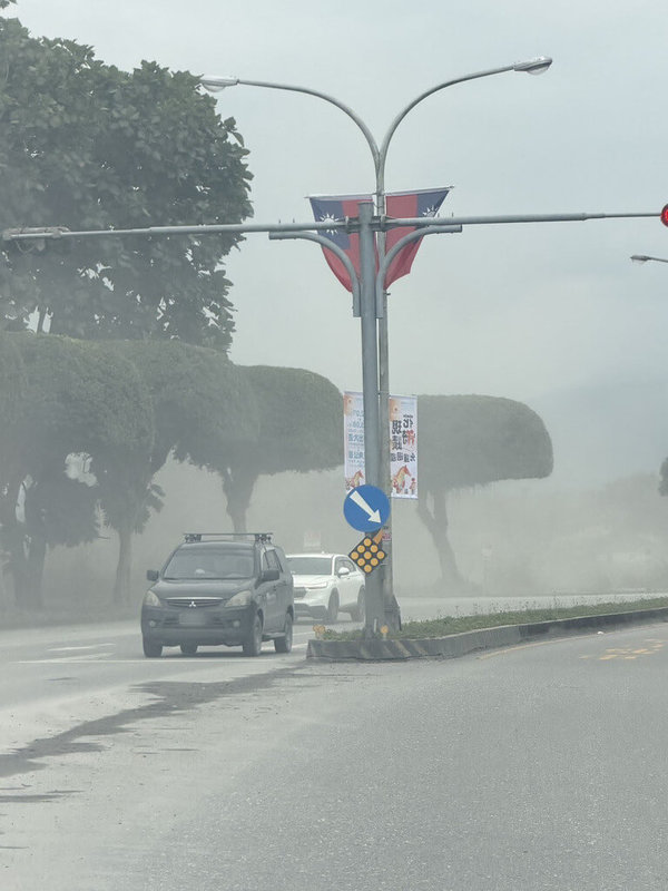 花蓮馬太鞍溪正在進行疏濬工程，砂石車造成鄰近的鳳林鎮揚塵嚴重，發生多起機車打滑事件，引起民怨。水利署第九河川分署及公路局東區養護工程分局皆表示，已改道運輸、設置清洗台，並要求施工廠商做好車輛清潔及周邊道路維護，加強灑水。（鳳林鎮公所提供）中央社記者張祈傳真 115年1月31日
