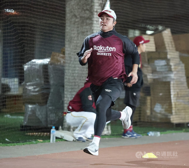 中職樂天桃猿隊31日在桃園舉行開訓儀式，公布首波談薪結果，野手林政華去年出賽達100場，攻守兩端皆有出色表現，單季9支全壘打亦創下個人生涯新高，獲得大幅加薪12萬元，月薪翻倍至24萬元。中央社記者張新偉攝 115年1月31日