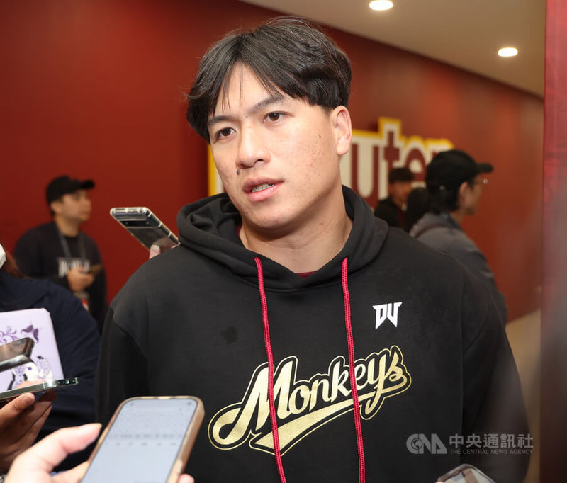 中職樂天桃猿隊31日在桃園舉行開訓儀式，野手林立受訪談起辭退經典賽（WBC）表示，「當然是因為身體狀況」，身體狀況一整年下來累積傷勢，球隊很幸運可以打到總冠軍賽，但也因此球季結束的比較晚、休息的時間比較少。中央社記者張新偉攝 115年1月31日