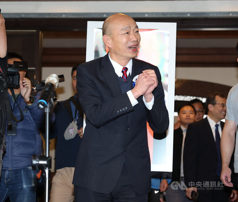 立法院長韓國瑜(中)31日在立法院發送限量版的「馬上幸福」春聯,吸引大批人潮排隊領取,韓國瑜也拱手向現場排隊民眾致意。中央社記者謝佳璋攝 115年1月31日