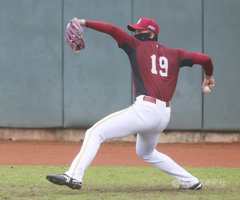 本土投手黃子鵬離隊，樂天桃猿隊總教練曾豪駒期待年輕球員把握機會，補上破百局的空缺，透過接下來石垣島交流賽觀察可用之兵，也點名看見陳克羿（圖）努力想爭取一席之地的積極度。中央社記者張新偉攝 115年1月31日