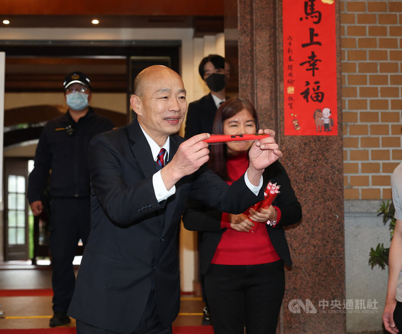 立法院長韓國瑜(前中)31日下午在立法院大門前,親自向民眾發放印有「賣菜郎」圖像的「馬上幸福」限量版春聯,吸引人潮排隊索取。中央社記者謝佳璋攝 115年1月31日