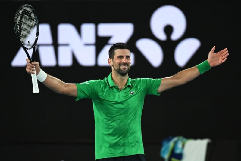 塞爾維亞名將喬科維奇30日在澳洲網球公開賽4強戰苦戰5盤，晉級決賽，力拚生涯第25座大滿貫賽金盃。（路透社）