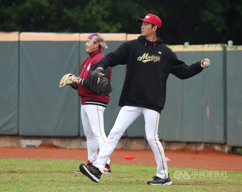 中職樂天桃猿隊31日在桃園舉行開訓儀式，退役球員王溢正（前）回到樂天桃猿任二軍投手教練，他透露有感身體狀態、比賽機會少開始有退役念頭，結束生涯沒有太多掙扎，轉換角色也盼將一身本事傳授給年輕球員、協助球員成長。中央社記者張新偉攝 115年1月31日