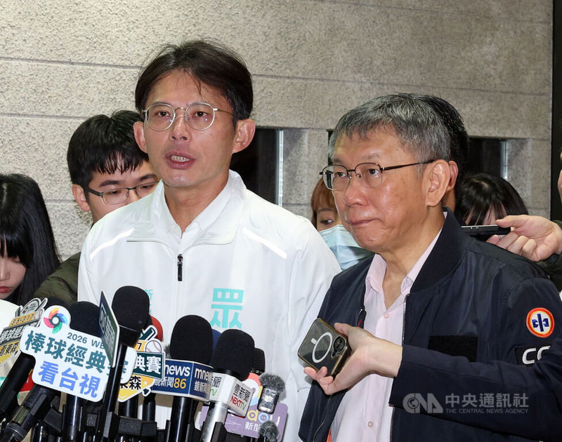 台灣民眾黨主席黃國昌(左)與創黨主席柯文哲(右)31日上午一同出席「萬眾同欣發春聯囉」活動。黃國昌針對民眾黨版國防特別預算條例付委等議題回應媒體詢問。中央社記者郭日曉攝 115年1月31日